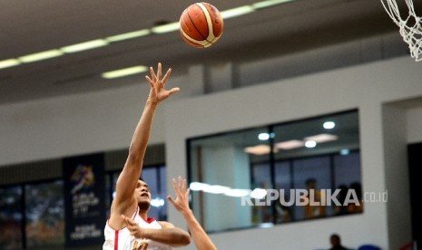 Pebasket Indonesia Kevin Yonas Sitorus mencoba menembak bola saat melawan Vietnam pada Sea Games 2017 di Kuala Lumpur, Malaysia, Ahad (20/8). 