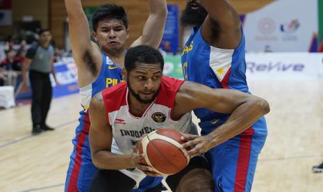 Pebasket Indonesia Marques Terrel Bolden (tengah) berusaha melewati hadangan dua pebasket Filipina dalam laga final bola basket SEA Games 2021 Vietnam di Thanh Tri District Sporting Hall, Hanoi, Vietnam Ahad (22/5/2022). Indonesia mengalahkan Filipina dengan skor 85-81 sehingga memastikan diri menjadi peraih medali emas dan sekaligus merupakan pertama dalam sejarah keikutsertaan Tim Basket Indonesia di SEA Games. 