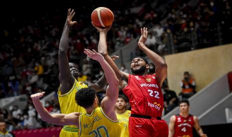 Pebasket Indonesia Marques Terrell Bolden (kanan) berusaha melakukan layup dengan dihadang pebasket Australia dalam babak penyisihan Grup A FIBA Asia Cup 2022 di Istora Gelora Bung Karno, Senayan, Jakarta, Sabtu (16/7/2022). Australia menang atas Indonesia dengan skor 78-53. 