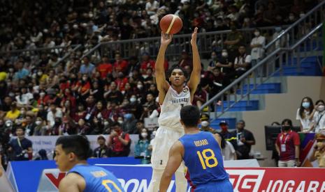 Pebasket Indonesia Derrick Michael menembakkan bola ke arah basket Tim Filipina dalam laga final bola basket SEA Games 2021 Vietnam di Thanh Tri District Sporting Hall, Hanoi, Vietnam, Ahad (22/5/2022). Indonesia mengalahkan Filipina dengan skor 85-81 sehingga memastikan diri menjadi peraih medali emas dan sekaligus merupakan pertama dalam sejarah keikutsertaan Tim Basket Indonesia di SEA Games.