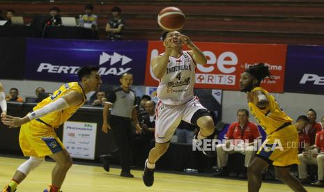 Pebasket Indonesia Patriots Abraham Damar Grahita (tengah).