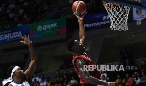 Pebasket Indonesia Patriots Lester Prosper (kanan) berusaha memasukkan bola ke ring dengan dibayangi pebasket Satria Muda Pertamina Tyquan Tyrone Scott dalam pertandingan seri ketiga IBL Pertamax 2020 di Mahaka Square Kelapa Gading, Jakarta, Minggu (2/2/2020). Indonesia Patriots menang dengan skor 68-44