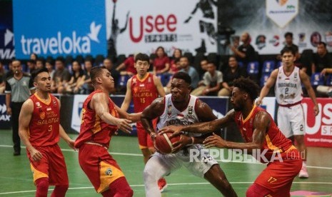 Tim basket Satya Wacana Salatiga (merah) saat bertanding di seri keempat IBL Pertamax 2020. (ilustrasi)