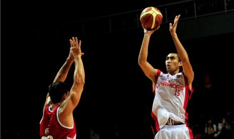 Pebasket Indonesia Warriors, Christian Sitepu (kanan), berusaha melakukan drive melewati hadangan pebasket San Miguel Beermen dalam laga pembuka Asean Basketball League (ABL) musim 2013 di Mahaka Square, Jakarta, Jumat (11/1) malam. 