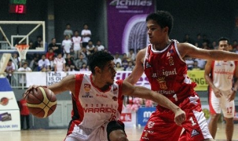 Pebasket Indonesia Warriors John Albert Smith (putih).