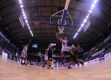 Pebasket Indonesia Warriors, Mario Wuysang (tengah), melakukan lay-up dengan dikawal pebasket Westports Dragons saat pertandingan babak reguler ASEAN Basketball League (ABL) 2012 di Britama Arena, Sportsmall Kelapa Gading, Jakarta, Sabtu (21/1). 