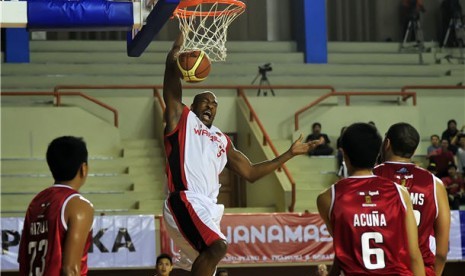 Pebasket Indonesia Warriors, Steve Devon Smith (tengah), melakukan slam dunk dalam laga Asean Basketball League melawan San Miguel Beerman di lapangan tennis indoor Senayan, Jakarta, Jumat (8/3) malam. 