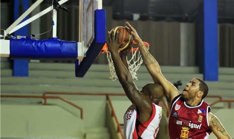 Pebasket Indonesia Warriors, Steve Devon Thomas (kiri), melakukan offensive rebound melewati kawalan pebasket San Miguel Beerman dalam laga Asean Basketball League (ABL) di lapangan tennis indoor Senayan, Jakarta, Jumat (8/3) malam. 