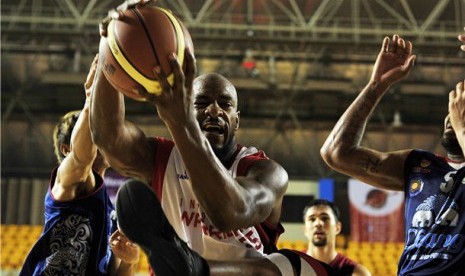 Pebasket Indonesia Warriors, Steve Thomas (tengah), melakukan offensive rebound melewati hadangan pebasket Thailand Slammers dalam laga Asean Basketball League di lapangan tennis indoor, Senayan, Jakarta. 