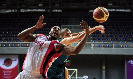 Pebasket Indonesia Warriors, Steven Devon Thomas (putih), berusaha melakukan rebound melewati hadangan pebasket KL Dragons dalam laga Asean Basketball League (ABL) musim 2013 di Mahaka Square, Jakarta, Selasa (22/1) malam. 