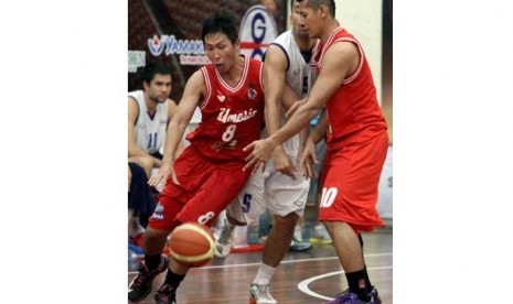  Pebasket Indonesia Xaverius Prawiro (kiri) saat melawan Thailand pada pertandingan SEABA Championship for Men, di GOR Samudra, Medan, Sumut, Jumat (21/6).