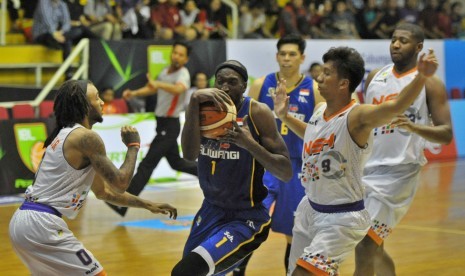 Pebasket JNE Siliwangi Bandung Chris Brand (1) berupaya melewati adangan dua pebasket NSH Jakarta Gary Jacobs (0) dan Rayly Pratama (9) pada pertandingan Basket Indonesian Basketball League (IBL) Seri III di GOR Sahabat, Semarang, Jawa Tengah, Jumat (10/2)