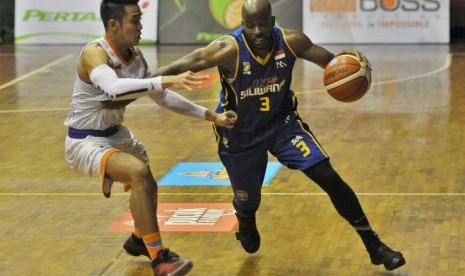 Pebasket JNE Siliwangi Bandung Danny Trapp (kanan) berupaya melewati adangan pebasket NSH Jakarta Azzaryan Pradhitya (kiri) pada pertandingan Basket Indonesian Basketball League (IBL) Seri III di GOR Sahabat, Semarang, Jawa Tengah, Jumat (10/2). JNE Siliwa