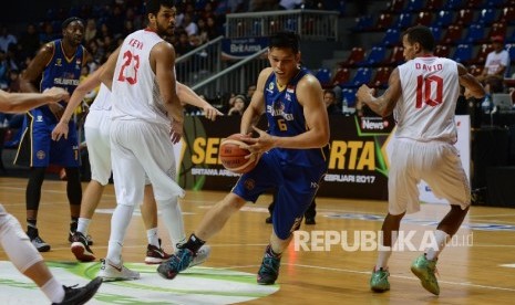 Pebasket JNE Siliwangi Bandung Ferdinand Damanik (tengah).