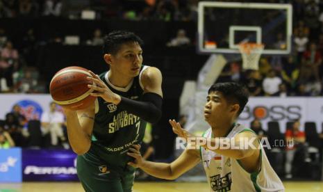 Pebasket Louvre Surabaya Daniel Timothy Wenas (kiri) berusaha mengumpan bola dihadang pebasket Pacific Caesar Surabaya Aga Siedarta Wismaya saat pertandingan seri keenam Indonesian Basketball League (IBL) Pertamax 2020 di DBL Arena, Surabaya, Jawa Timur, Ahad (8/3/2020). 