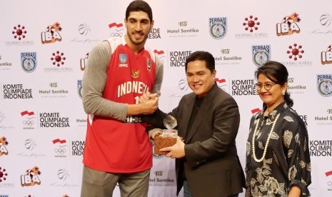 Pebasket NBA, Enes Kanter (kiri) bersama Erick Thohir.