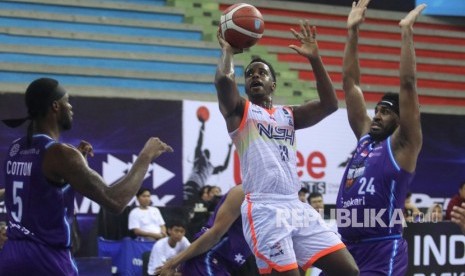 Pebasket NSH Jakarta Dashaun Najee Wiggin (tengah) mencoba memasukkan bola dihalangi pebasket Amartha Hangtuah Emilio Dacre Parks (kanan) saat pertandingan seri kelima Indonesian Basketball League (IBL) Pertamax 2020 di Gor Jayabaya, Kota Kediri, Jawa Timur, Sabtu (29/2/2020). 