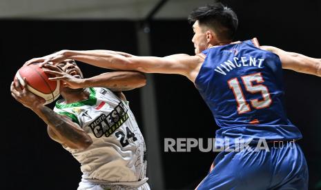 Center Pelita Jaya Bakrie Jakarta Vincent Rivaldi Kosasih (kanan) terpapar Covid-19 sehingga belum bertanding di Seri 2 IBL yang tengah berlangsung di Bandung.