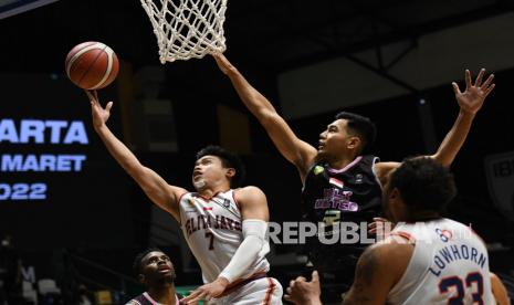 Pebasket Pelita Jaya Bakrie Jakarta Andakara Prastawa (kiri) melakukan lay up ke ring tim Bali United dalam pertandingan lanjutan Indonesia Basket League (IBL) 2022 di Hall Basket Kompleks Gelora Bung Karno (GBK), Senayan, Jakarta, Selasa (22/3/2022). Pelita Jaya yang merupakan pemuncak sementara klasemen Grup Putih IBL 2022 tersebut mengalahkan Bali United dengan skor 78-53.