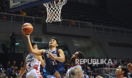 Pebasket Pelita Jaya Nyoman Indrawan Ponsianus berusaha memasukan bola ke dalam ring saat melawan News Aspac Jakarta dalam ajang IBL Reguler Seri II 2017 di Britama Arena, Mahaka Squere, Jakarta, Ahad (5/2).