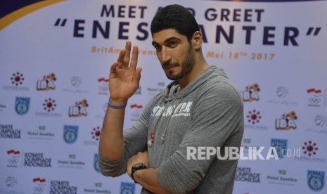 Pebasket Muslim asal Turki yang berlaga di NBA, Enes Kanter, ketika mengunjungi Jakarta pada 2017 lalu.