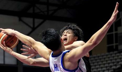 Pebasket Putra Jepang Hashimoto dihadang pebasket Chinese Taipei Longmao Hu dipertandingan kualifikasi Asian Games ke 18 di Hall Basket Senayan, Jakarta, Selasa (14/8). 