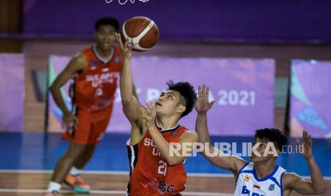 Pebasket putra Sulawesi Utara Brando Kosegaran (tengah) berusaha melewati pebasket putra Bangka Belitung Muhammad Rahmat (kanan) saat bertanding pada pertandingan Basket Putra 5x5 PON XX Papua di Mimika Sport Complex, Papua, Rabu (29/9/2021).