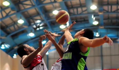 Pebasket putra Universitas Widyatama, Nosa Sipda Pratama (kanan), berusaha melakukan rebound melewati hadangan pebasket Universitas Dian Nuswantoro (Udinus) dalam laga Liga Bola Basket Mahasiswa (LIMA) di Gelanggang Remaja Pulogadung, Rawamangun, Jakarta, 