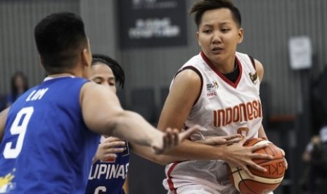 Pebasket putri Indonesia Christaline Nathasa (kanan) berebut bola dengan pebasket putri Filipina Lim Allana May dalam pertandingan setengah kompetisi SEA Games XXIX Kuala Lumpur di Maba Stadium, Kuala Lumpur, Malaysia, Senin (21/8).