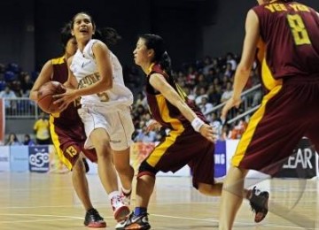 Pebasket Putri Indonesia, Hanum Fasya (tengah), dihadang pebasket Myanmar, Wine Wine (dua kanan), saat babak kualifikasi cabang bola basket SEA Games XXVI, di Arena Sportmall Kelapa Gading, Jakarta, Senin (14/11). 