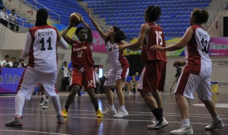  Pebasket putri Indonesia Jacklien Ibo (kedua kiri) mempertahankan bola dari pebasket putri Mesir Nada Gasser (tengah) pada pertandingan di Islamic Solidarity Games (ISG), di Palembang Sport and Convention Center, Selasa (17/9)