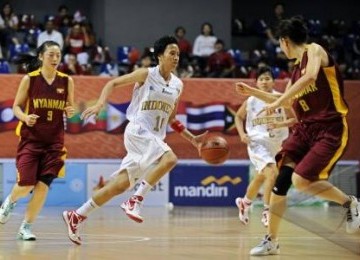 Pebasket Putri Indonesia Wulan Ayu Ningrum (tengah) dihadang pebasket Myanmar Yee Yee (kanan) saat babak kualifikasi cabang bola basket SEA Games XXVI, di Arena Sportmall Kelapa Gading, Jakarta, Senin (14/11). 