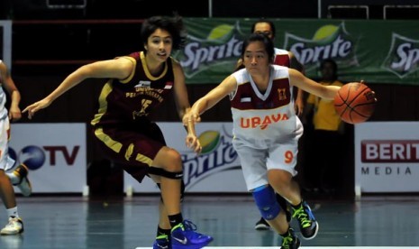 Pebasket Putri tim Universitas Surabaya, Eilien Pangestu (kanan), berusaha melakukan drive melewati kawalan pebasket Universitas Pelita Harapan Jennifer (kiri) saat pertandingan final Liga Basket Mahasiswa (Libama) 2012 di Hall Basket Gelora Bung Karno, Se