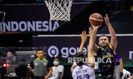 Pebasket Rans PIK Basketball Club Agus Salim (kedua kanan) berusaha menghadang pebasket DNA Bima Perkasa Jogja David Tanner Atkinson (kanan) saat pertandingan Seri 2 Bandung Indonesian Basketball League (IBL) 2022 di Gor C-Tra Arena, Bandung, Jawa Barat, Selasa (1/2/2022). DNA Bima Perkasa Jogja mengalahkan RANS PIK Basketball Club dengan skor 57-53. 