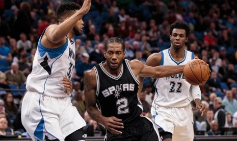 Pebasket San Antonio Spurs, Kawhi Leonard pada laga NBA lawan Minnesota Timberwolves di Target Center, Selasa (6/12). Spurs menang 105-91 atas Wolves.