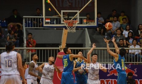 Pebasket Satria Muda (biru) berebut bola dengan pebasket CLS Knight Surabaya saat kedua tim bertemu di semifinal Indonesia Basket League (IBL) di Britama Arena, Mahaka Square, Jakarta, Sabtu (21/5). 