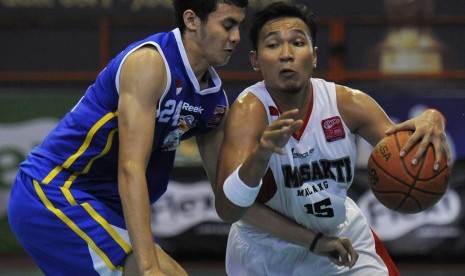 Pebasket Satria Muda Britama Jakarta Vamiga Michel (kiri)