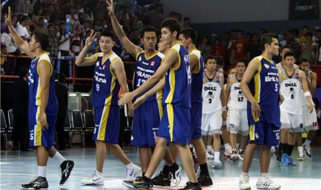 Pebasket Satria Muda Britama melakukan selebrasi usai memenangkan pertandingan National Basketball League (NBL) Indonesia. (ilustrasi) 