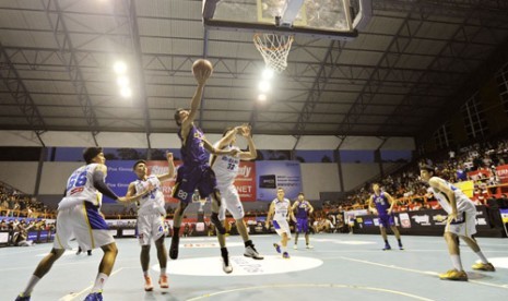 Pebasket Satria Muda Britama Rony Gunawan (kanan) berebut bola dengan pebasket CLS Knights Surabaya Budidharma (kiri) pada pertandingan Seri II National Basketball League (NBL) di Hall A Senayan, Jakarta, Ahad (13/1) malam.