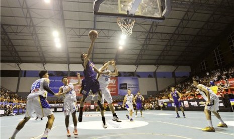  Pebasket Satria Muda Britama, Rony Gunawan, (tengah) berebut bola dengan pebasket CLS Knights Surabaya, Budidharma (tiga kiri), pada pertandingan Seri II National Basketball League (NBL) di Hall A Senayan, Jakarta, Minggu (13/1) malam. 