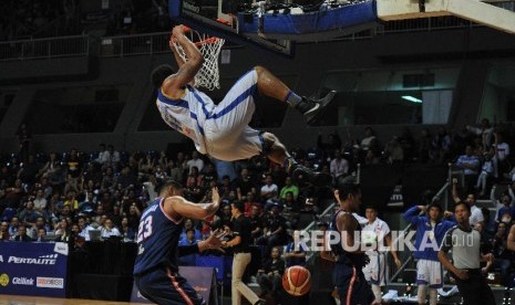 Pebasket Satria Muda Pertamina Dior Alexandros Lowhorn melakukan slamdunk melewati hadangan pemain Pelita Jaya pada pertandingan final pertama IBL 2018 di Britama Arena, Kelapa Gading, Jakarta Utara, Kamis (19/4) malam.