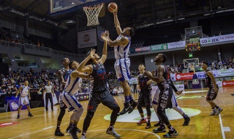 Pebasket Satria Muda Pertamina Dior Alexandros Lowhorn (tengah) melakukan lay-up saat bertanding melawan BSB Hangtuah pada semifinal divisi merah game 2 IBL di Britama Arena, Jakarta, Sabtu (24/3). BSB Hangtuah mengalahkan Satria Muda Pertamina dengan skor 69-60. 