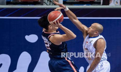 Pebasket Satria Muda Pertamina Jakarta Arki Dikania Wisnu (kanan) berusaha menghadang tembakan Pebasket Pelita Jaya Bakrie Jakarta Reggie William Mononimbar (kiri) dalam gim pertama Final Liga Bola Basket Indonesia (IBL) 2021 di Britama Arena, Jakarta, Kamis (3/6/2021). Satria Muda Pertamina Jakarta menang atas Pelita Jaya Bakrie Jakarta 70-50.