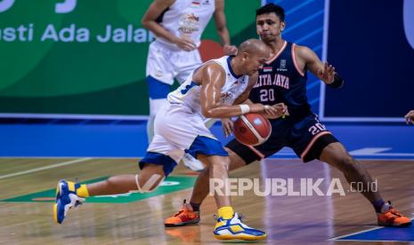 Pebasket Satria Muda Pertamina Jakarta Arki Dikania Wisnu (kiri) berusaha melewati hadangan Pebasket Pelita Jaya Bakrie Jakarta Govinda Julian Saputra (kanan) dalam gim pertama Final Liga Bola Basket Indonesia (IBL) 2021 di Britama Arena, Jakarta, Kamis (3/6/2021). Satria Muda Pertamina Jakarta menang atas Pelita Jaya Bakrie Jakarta 70-50.