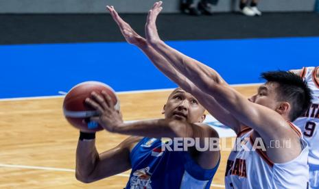 Pebasket Satria Muda Pertamina Jakarta Arki Dikania Wisnu (kiri) dijaga center Pelita Jaya Bakrie Vincent Rivaldi Kosasih pada final IBL 2021. Keduanya dipanggil ke pemusatan latihan timnas basket Indonesia.