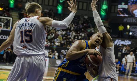 Pebasket Satria Muda Pertamina Jakarta Arki Wisnu (tengah) berusaha melewati hadangan dua pebasket Pelita Jaya Bakrie Jakarta Govinda Julian (kanan) Vincent Rivaldi (kiri) pada pertandingan Final gim 1 IBL Tokopedia 2022 di Gor C-Tra Arena, Bandung, Jawa Barat, Sabtu (27/8/2022). Satria Muda Pertamina Jakarta berhasil mengalahkan Pelita Jaya Bakrie Jakarta dengan skor 95-87. 