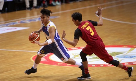 Pebasket Satria Muda Pertamina Jakarta Audy Bagastyo Arizanugra (kiri) mendribbling bola dibayangi Pebasket Siliwangi Bandung Rizky Lyandra (kanan) pada Pertandingan PERBASI Cup 2017 di Britama Sport Hall, Jakarta, Selasa (7/11).