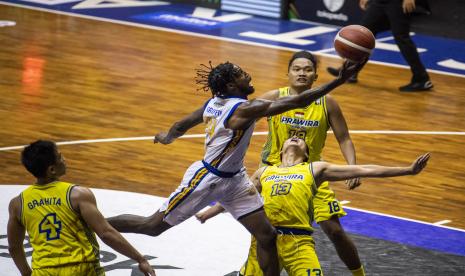 Pebasket Satria Muda Pertamina Jakarta Brachon Lanalt Griffin (tengah) melakukan lay up shoot dibayangi sejumlah pebasket Prawira Bandung saat pertandingan Semifinal IBL Tokopedia 2022 di GOR C-Tra Arena, Bandung, Jawa Barat, Sabtu (20/8/2022). Satria Muda Pertamina Jakarta berhasil mengalahkan Prawira Bandung dengan skor 85-77.