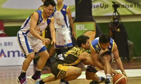 Pebasket Satria Muda Pertamina Jakarta Hardianus (kanan) berupaya mempertahankan bola yang coba direbut pebasket Bima Perkasa Jogja Modestus Utu (tengah) pada pertandingan basket Indonesian Basketball League (IBL) Seri III di GOR Sahabat Semarang, Jawa Ten