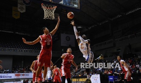 Pebasket Satria Muda Pertamina Jakarta Jewel Tyreek (putih) melakukan lay up saat melawan Bank BJB Garuda di stadion Britama Arena, Jakarta, Ahad (19/2).